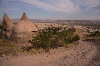 Uçhisar, Kapadokya Nevşehir ilinin: şehir ve Uçhisar Kalesi için yol açar. Taş evleri ve kiliseleri.
