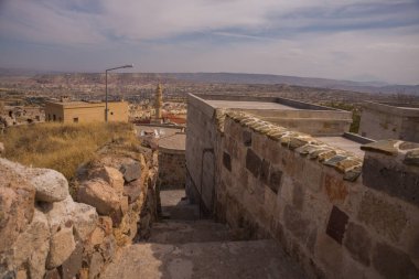 Sokak ve evler Uçhisar (Uchisar) eski kale eteklerinde. Evleri hillside inşa edilir. Cappadocia.