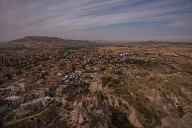 Seyahat Türkiye - Uçhisar (Uchisar) kasaba ve yollar Vadisi Kapadokya bahar Nevşehir ilindeki görünümünü yukarıda.
