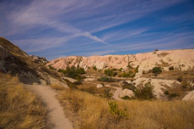 Güvercin Vadisi, Kapadokya: Uçhisar (Uchisar) arasındaki Göreme yollar. Dağlar ve kayalar Vadisi sonbahar güneşli havalarda ile güzel manzara.