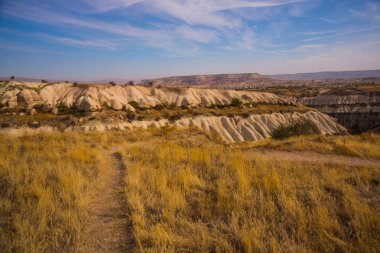 Güvercin Vadisi, Kapadokya: dağlar ve kayalar yakınındaki Göreme Vadisi içinde güneşli havalarda ile güzel manzara.