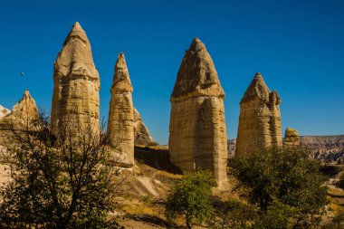 Aşk Vadisi, Gorkundere. Muhteşem benzersiz volkanik kaya oluşumları aşk Valley. Güzel manzara ile yaz aylarında güneşli havalarda dağlarda. Göreme, Kapadokya Anadolu, Turkey