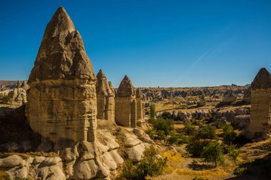Göreme, Cappadocia, Anadolu, Türkiye, Aşk Vadisi, Gorkundere: Güzel manzara ile olağandışı dağlar ve tepeler yaz aylarında