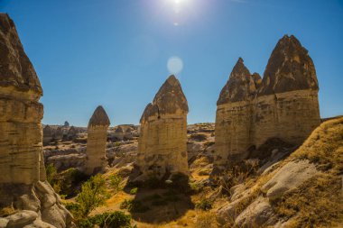 Göreme bölge, Cappadocia, Anadolu, Turkey: muhteşem manzara dağlar güneşli havalarda. Yaz tepelerde güzel manzarasına. Aşk Vadisi, Gorkundere