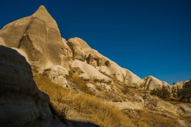 Göreme bölge, Cappadocia, Anadolu, Turkey: muhteşem manzara dağlar güneşli havalarda. Yaz tepelerde güzel manzarasına. Aşk Vadisi, Gorkundere