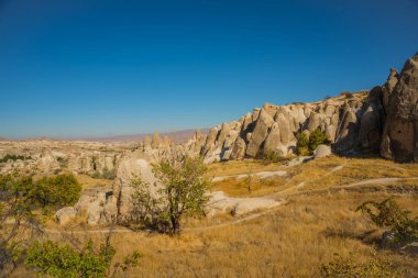 Göreme bölge, Cappadocia, Anadolu, Turkey: kayalar ve dağlar Vadisi'nin güzel manzara. Sonbahar güneşli havalarda manzara.