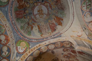 Göreme bölge, Zemi Vadisi, Cappadocia, Anadolu, Turkey: tapınağın iç. Kayanın içindeki El Nazar Kilisesi. Benzersiz sahne--dan İncil'i boyamak. Fresk özellikle renkli.