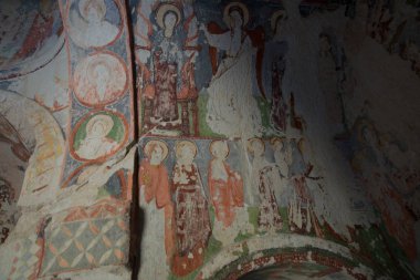 Göreme bölge, Zemi Vadisi, Cappadocia, Anadolu, Turkey: tapınağın iç. Kayanın içindeki El Nazar Kilisesi. Benzersiz sahne--dan İncil'i boyamak. Fresk özellikle renkli.