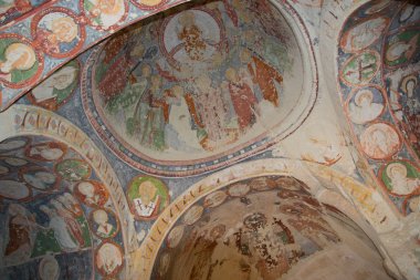 Göreme bölge, Zemi Vadisi, Cappadocia, Anadolu, Turkey: tapınağın iç. Kayanın içindeki El Nazar Kilisesi. Benzersiz sahne--dan İncil'i boyamak. Fresk özellikle renkli.