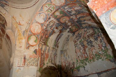 Göreme bölge, Zemi Vadisi, Cappadocia, Anadolu, Turkey: tapınağın iç. Kayanın içindeki El Nazar Kilisesi. Benzersiz sahne--dan İncil'i boyamak. Fresk özellikle renkli.