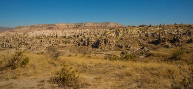 Göreme bölge, Cappadocia, Anadolu, Turkey: güzel beyaz dağ Vadisi'nde taşlarla Panoraması. Sonbahar güneşli havalarda manzara. Aktepe Hill
