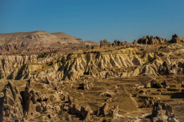 Göreme bölge, Cappadocia, Anadolu, Turkey: güzel beyaz dağ Vadisi'nde taşlarla Panoraması. Sonbahar güneşli havalarda manzara. Aktepe Hill
