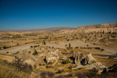 Göreme bölge, Cappadocia, Anadolu, Turkey: güzel beyaz dağ Vadisi'nde taşlarla Panoraması. Sonbahar güneşli havalarda manzara. Aktepe Hill