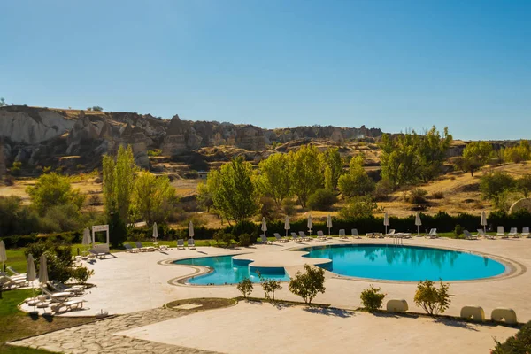 Hermoso Paisaje Con Montañas Forma Casas Una Piscina Goreme Capadocia —  Fotos de Stock