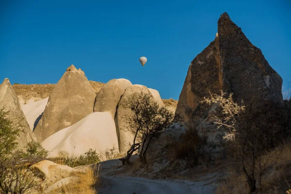 Capadocia Turquía Volando Globo Vistas Montaña Verano Tiempo Soleado Gran — Foto de Stock