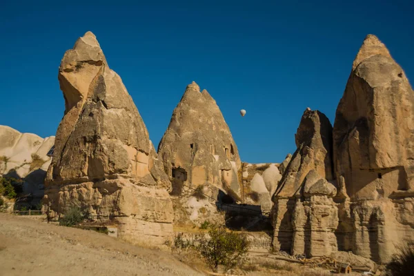 Volando Globo Montañas Inusuales Tiempo Soleado Verano Hermoso Paisaje Verano — Foto de Stock