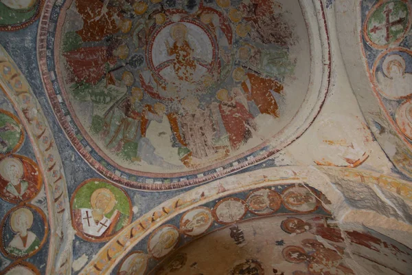 Göreme bölge, Zemi Vadisi, Cappadocia, Anadolu, Turkey: tapınağın iç. Kayanın içindeki El Nazar Kilisesi. Benzersiz sahne--dan İncil'i boyamak. Fresk özellikle renkli.