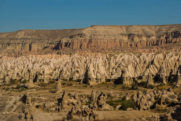 Göreme bölge, Cappadocia, Anadolu, Turkey: güzel beyaz dağ Vadisi'nde taşlarla Panoraması. Sonbahar güneşli havalarda manzara. Aktepe Hill