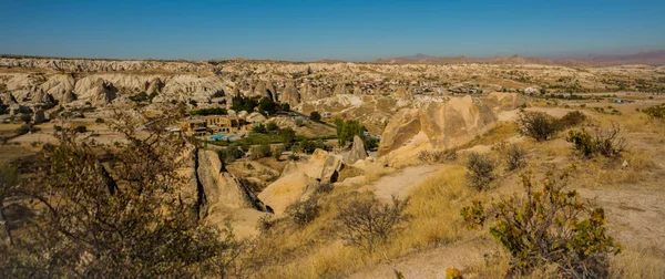 Gyönyörű Táj Házak Egy Medence Hegység Goreme Cappadocia Anatólia Törökország — Stock Fotó