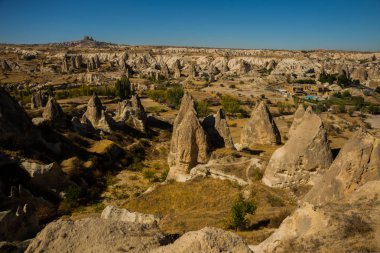 Kapadokya: Güzel peyzaj dağlar ve kayalar Panoraması. Uçhisar Kalesi ufukta. Aşk Vadisi, Gorkundere.