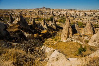 Cappadocia, Anadolu, Turkey: Panorama alışılmadık kayalar ve vadi, Aşk Vadisi, Gormandale. Kale ve şehir Uçhisar ufukta vardır.