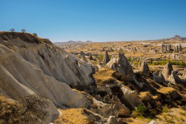 Kapadokya: Güzel peyzaj dağlar ve kayalar Panoraması. Uçhisar Kalesi ufukta. Aşk Vadisi, Gorkundere.