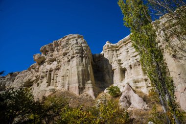 Zemi Vadisi, Göreme bölge, Cappadocia, Anadolu, Turkey: güzel manzara ve yaz mavi gökyüzünde kayaya görünümünü.