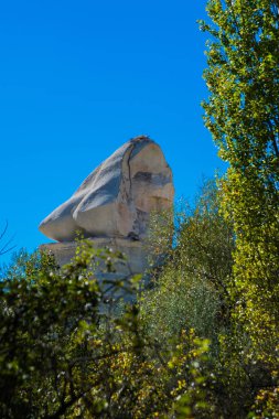 Zemi Vadisi, Göreme bölge, Cappadocia, Anadolu, Turkey: güzel manzara ve yaz aylarında mavi gökyüzü beyaz kayaya görünümünü.
