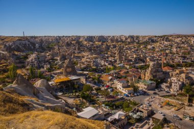Göreme, Türkiye: gözlem güverte görünümünden ev, kilise ve uçuruma Top. Göreme Kapadokya, Nevşehir ili Türkiye'nin İç Anadolu şehridir