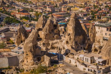 Göreme, Türkiye: gözlem güverte görünümünden ev, kilise ve uçuruma Top. Göreme Kapadokya, Nevşehir ili Türkiye'nin İç Anadolu şehridir
