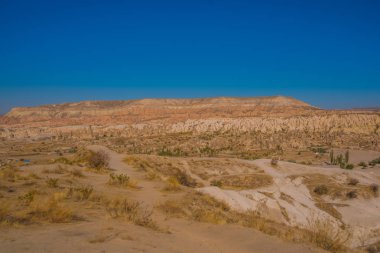 Güzel manzara dağlar ve tuhaf kaya oluşumları ile. Üstten görünüm gözlem güverteden Göreme. Aktepe Hill, Kapadokya Göreme, Anadolu, Turkey.