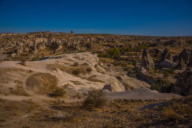Kapadokya, Göreme, Anadolu, Türkiye. Ürgüp panorama gözlem güverteden gördün. Dağlar ve tuhaf kaya oluşumları ile güzel manzara.