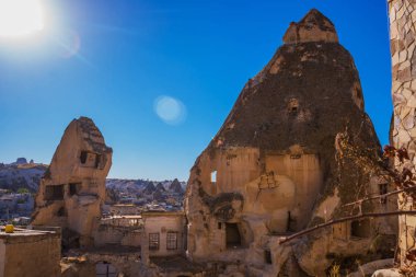 Göreme, Türkiye: Ev ve otel turistlere hizmet yaşlı kayalar. Göreme Kapadokya, Nevşehir ili Türkiye'nin İç Anadolu şehridir