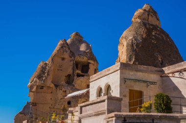 Göreme, Türkiye: Ev ve otel turistlere hizmet yaşlı kayalar. Göreme Kapadokya, Nevşehir ili Türkiye'nin İç Anadolu şehridir