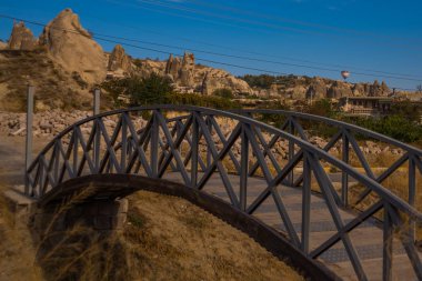 Vadilerde yarım daire biçimli ahşap küçük köprü. Kapadokya, Nevşehir ili, Orta Anadolu, Türkiye