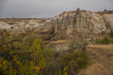 Beyaz vadi, Kapadokya geçit Baydere, Türkiye: Olağanüstü yatay, dağlar ve kayalar Güz.