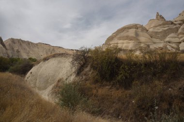 İnanılmaz güzel manzarası ve dağ kayalar Panoraması. Olağanüstü, yatay, dağlar ve kayalar Güz. Beyaz vadi, Kapadokya gorge Baydere, Türkiye