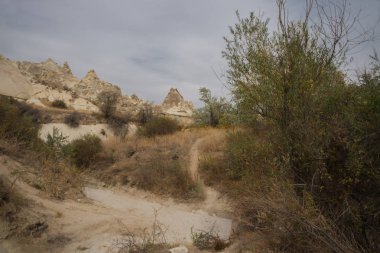 İnanılmaz güzel manzarası ve dağ kayalar Panoraması. Olağanüstü, yatay, dağlar ve kayalar Güz. Beyaz vadi, Kapadokya gorge Baydere, Türkiye