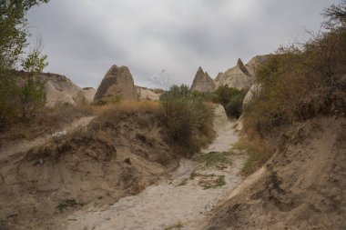 İnanılmaz güzel manzarası ve dağ kayalar Panoraması. Olağanüstü, yatay, dağlar ve kayalar Güz. Beyaz vadi, Kapadokya gorge Baydere, Türkiye