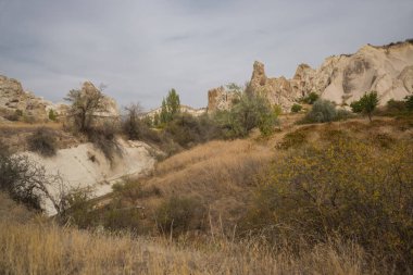 İnanılmaz güzel manzarası ve dağ kayalar Panoraması. Olağanüstü, yatay, dağlar ve kayalar Güz. Beyaz vadi, Kapadokya gorge Baydere, Türkiye