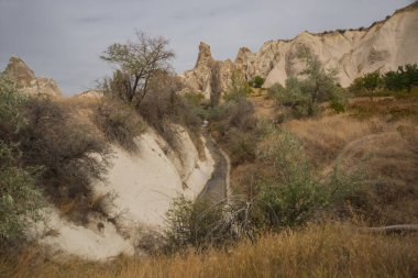 İnanılmaz güzel manzarası ve dağ kayalar Panoraması. Olağanüstü, yatay, dağlar ve kayalar Güz. Beyaz vadi, Kapadokya gorge Baydere, Türkiye