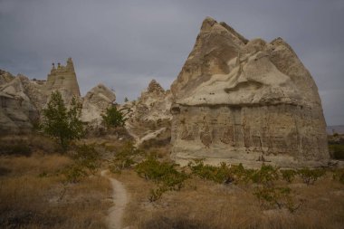 Beyaz vadi, Kapadokya geçit Baydere, Türkiye: olağandışı sallamak-e doğru yol açar. Güzel sonbahar manzara Vadisi. Olağanüstü yatay, dağlar ve kayalar