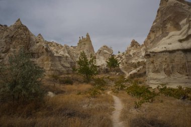 Beyaz vadi, Kapadokya geçit Baydere, Türkiye: olağandışı sallamak-e doğru yol açar. Güzel sonbahar manzara Vadisi. Olağanüstü yatay, dağlar ve kayalar