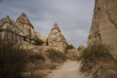 Beyaz vadi, Kapadokya geçit Baydere, Türkiye: rock Dağları'nın muhteşem ve sıradışı manzaralar yakınındaki Aşk Vadisi. Doğanın güzel sonbahar manzaraları.