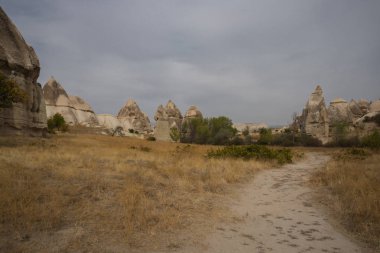 Beyaz vadi, Kapadokya geçit Baydere, Türkiye: rock Dağları'nın muhteşem ve sıradışı manzaralar yakınındaki Aşk Vadisi. Doğanın güzel sonbahar manzaraları.