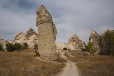 Beyaz vadi, Kapadokya geçit Baydere, Türkiye: rock Dağları'nın muhteşem ve sıradışı manzaralar yakınındaki Aşk Vadisi. Doğanın güzel sonbahar manzaraları.