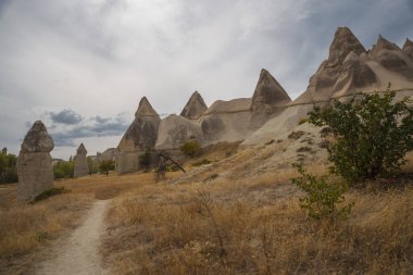 Beyaz vadi, Kapadokya geçit Baydere, Türkiye: rock Dağları'nın muhteşem ve sıradışı manzaralar yakınındaki Aşk Vadisi. Doğanın güzel sonbahar manzaraları.