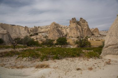 İnanılmaz ve muhteşem sahne Love Valley yakınındaki rock dağların. Kapadokya Baydere, Türkiye'de geçit. Doğanın güzel sonbahar manzaraları.