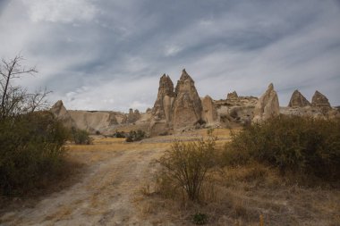 İnanılmaz ve muhteşem sahne Love Valley yakınındaki rock dağların. Kapadokya Baydere, Türkiye'de geçit. Doğanın güzel sonbahar manzaraları.