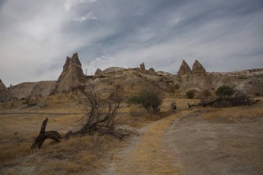 İnanılmaz ve muhteşem sahne Love Valley yakınındaki rock dağların. Kapadokya Baydere, Türkiye'de geçit. Doğanın güzel sonbahar manzaraları.